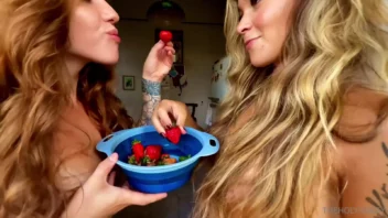 Mel Breia nua saboreando morango com uma amiga bem novinha e deliciosa