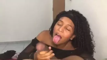 Pornô caseiro com mulatinha safadinha que adora dar um chupão e rebolar na piroca dura