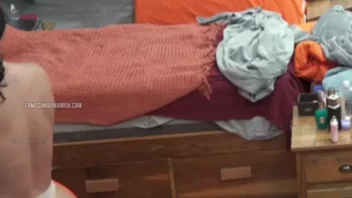 Ray Fligliuzzi pelada, mostrando os peitinhos de calcinha em A Fazenda