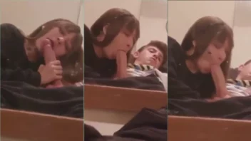 Rolou na internet um vídeo da novinha fazendo boquete na frente do espelho