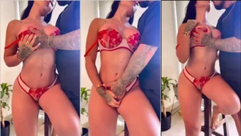 Vídeo do OnlyFans da Joha Giraldo, com beijos e amassos, usando sua nova calcinha soltinha