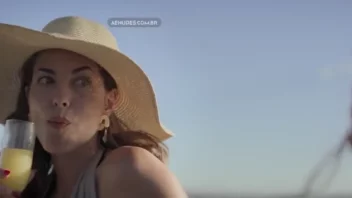 Vídeos de boquete amador de influencer vazaram na internet, ela apareceu toda peladinha na lancha exibindo seus peitão maravilhosos