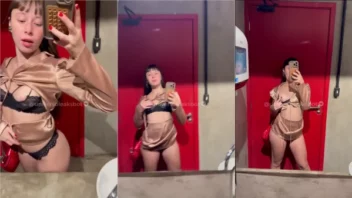 Vídeos picantes que saíram na net, com uma novinha ousada revelando seus peitão naturais enquanto estava no banheiro da balada