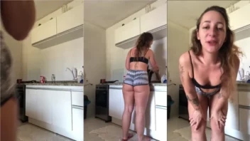 Vídeos quentes que pipocaram na internet de uma gordinha deliciosa se mostrando com um shortinho bem curto
