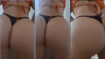 Coroa ousada rebolando a bundona com uma calcinha super fina preta