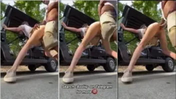 Magrinha se divertindo na rua com o vizinho que tem um bom equipamento