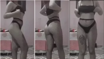 Menina gostosa soltou os nudes enquanto trocava de roupa bem sexy!