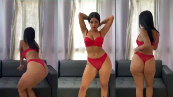 Morena Joha Giraldo rebolando com a calcinha bem no bumbum