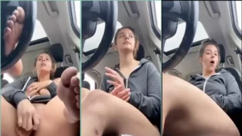 Novinha gravou um vídeo safado com o consolo dentro do carro