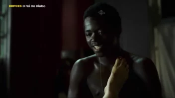 Ana Cecília Costa sem roupa em uma cena do filme Capitães da Areia