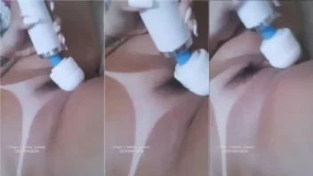 Filmes de sexo amador com atriz pornô se divertindo com sua xoxota peluda e um vibrador