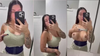 Filmes eróticos caseiros com blogueira exibindo os peitões no espelho