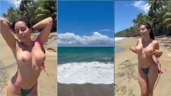 Flagra de novinha irresistível de topless na praia!