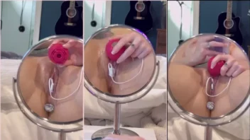 Flirtygem ligada, se divertindo com os brinquedinhos na xoxota na frente do espelho