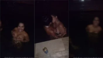 Lésbicas quentes na piscina: Pandinha Sexy e sua amiga se dando bem, tudo peladinha!
