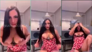 Tatuada e cheinha, essa gata fez um sucesso na internet se divertindo sozinha, sem usar calcinha!