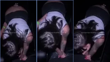 Transa quente com uma morena irresistível deixando a peça solta na casa de swing