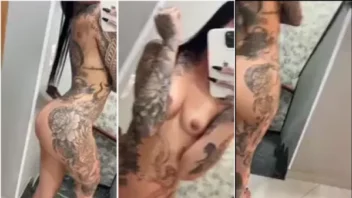 Vídeo caseiro de safadeza com uma gostosinha tatuada gravando a xoxota no banheiro