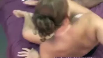 Vídeos de sexo na internet com uma coroa safada sendo pegada pelo negão com um belo pau