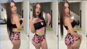 Xvideos Onlyfans, morena gostosa rebolando de shorts curtinho