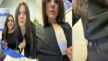 A gata irresistível deixou a amiga se divertir com os peitinhos dela no trampo