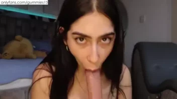 A Gummies15 apareceu na internet fazendo graça com um pau de borracha