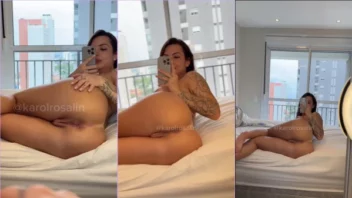Karol Rosalin e as melhores amigas se jogando na pelada, mostrando aquele bundão delícia de ladinho na cama