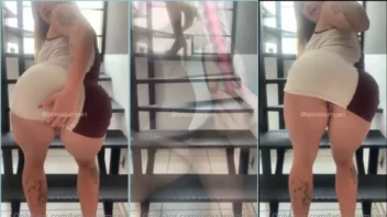 Larissa Sumpani dando aquela mordida no dedo e exibindo um olhar cheio de malícia