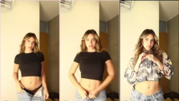 Loira sensual Laura Vanegas arrasa no striptease com toques bem provocantes