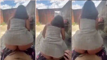 Mafalda se divertindo com um gringo no terreno baldio