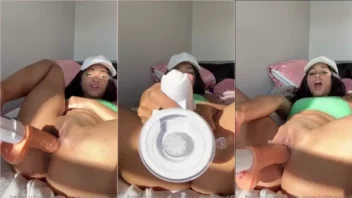 Morena sensual se deliciando com seu vibrador na xoxota maravilhosa