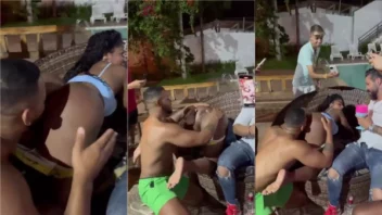 Negra se divertindo em uma festa com amigos, sendo saboreada de quatro