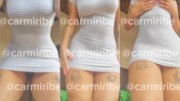 Negras sensuais se mostrando em vídeo caseiro, vestidas só de vestido, sem nada por baixo