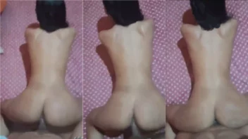 Sexo caseiro com moça magrinha aproveitando uma trepa de quatro
