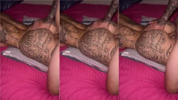 Sexo caseiro, com uma morena cheia de tatuagens se deliciando com um dedo no bundão e rola na xoxota