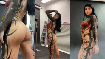 Vídeo caseiro de suruba com pintura corporal, todo mundo de boa e sem roupa