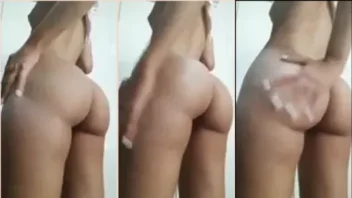 Vídeo de uma novinha se lambuzando toda com seu corpo peladinho