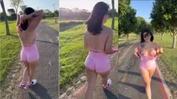 Vídeos da gata Kah Kampa passeando no parque com os peitões de fora
