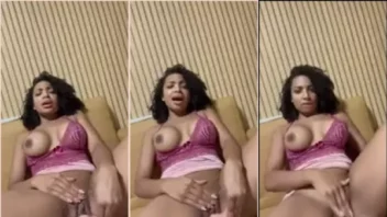 Xhamster, uma gostosa que faz um ato solo e se divertindo muito!