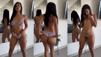 Estrela do OnlyFans se exibindo de forma sensual e sem roupa diante das câmeras