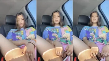 Flagras caseiros de uma novinha se divertindo com o carro e se masturbando
