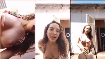 Menina novinha, cheia de curvas e com cabelo cacheado, toda nua no vídeo do Erome