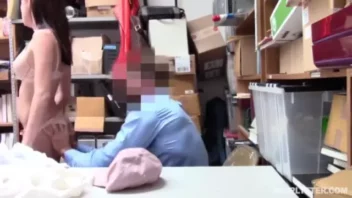 Novinha fazendo um pornô caseiro gemendo delícia enquanto sente o pau na xoxota