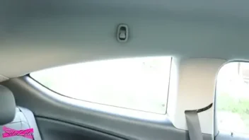 A aventura de uma loira que não consegue resistir e vive se tocando