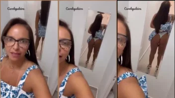 Carol Opaleira exibindo sua bela bunda em um lugar público