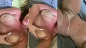 Celebridades mostrando suas curvas com aquele peitinho maroto e safadinho, ressaltando os peitos naturais e volumosos