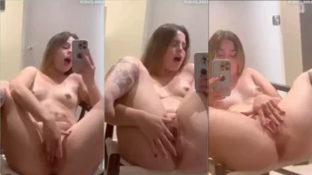 Gatas peladas na webcam se divertindo e se tocando na frente do espelho