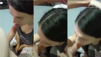 Jovem ingênua fazendo um boquete no próprio irmão