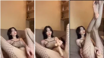 Loira gostosa se tocando com vontade