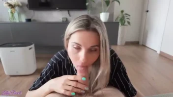 Loira gostosona fazendo um boquete safado e se deliciando com um pauzão na sua bucetinha